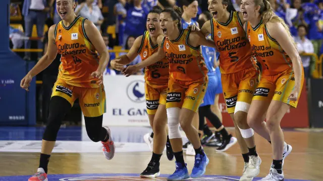 Cristina Ouviña, la segunda por la derecha, celebra el título de la Liga Femenina con el resto de sus compañeras del Valencia Basket.
