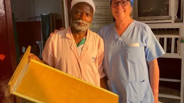 La enfermera oscense Maruxi Callao entrega un medidor pediátrico en Camerún, donde trabajó con un equipo de ginecólogos del Hospital Dexeus de Barcelona.