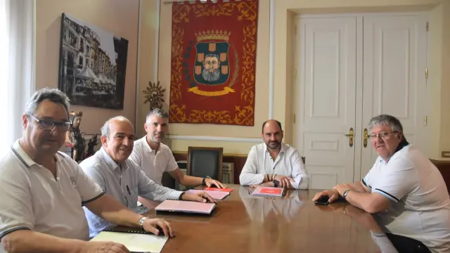 Reunión de la U.D. Barbastro, la RFEF y el alcalde en el Ayuntamiento de Barbastro
