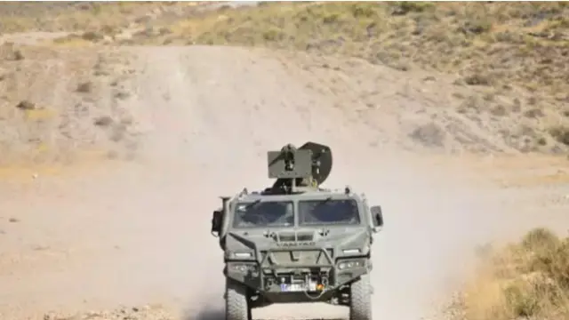 Un vehículo blindado en el campo de maniobras de Viator, en Almería
