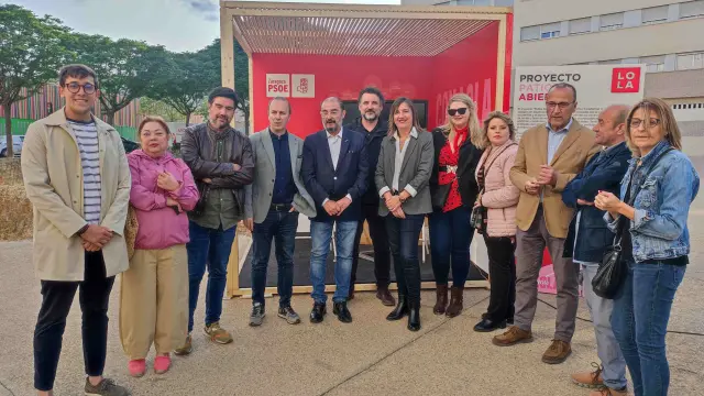 Los socialistas, este jueves durante la presentación de su iniciativa de patios abiertos en los colegios de Zaragoza.