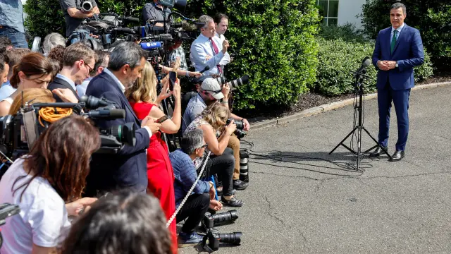 Sánchez atiende a los medios a las puertas de la Casa Blanca