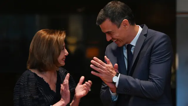 Sánchez entrega una condecoración a Nancy Pelosi y elogia su defensa de la democracia