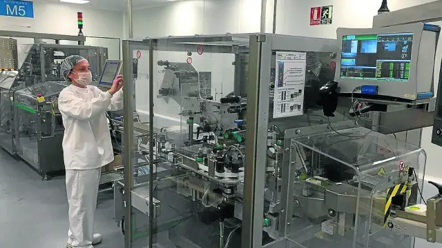 Una trabajadora, en las instalaciones de la fábrica de la farmacéutica Teva en Malpica (Zaragoza).