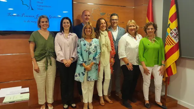María José Villafranca -tercera por la izquierda-, con el resto de los miembros de la Junta de Gobierno del Colegio de Farmacéuticos de Teruel.