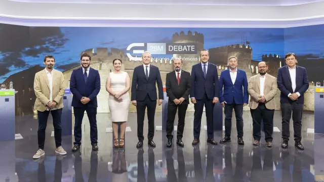 Los candidatos de los nueve partidos posan antes del debate en la televisión pública aragonesa.