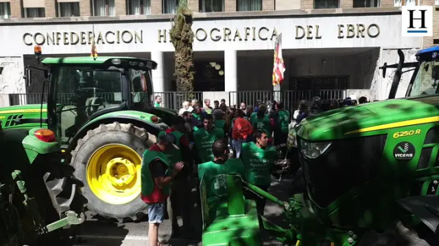 Unos doscientos agricultores de la Unió de Pagesos catalana piden frente a la sede de la institución medidas "suficientes y urgentes" contra la sequía.