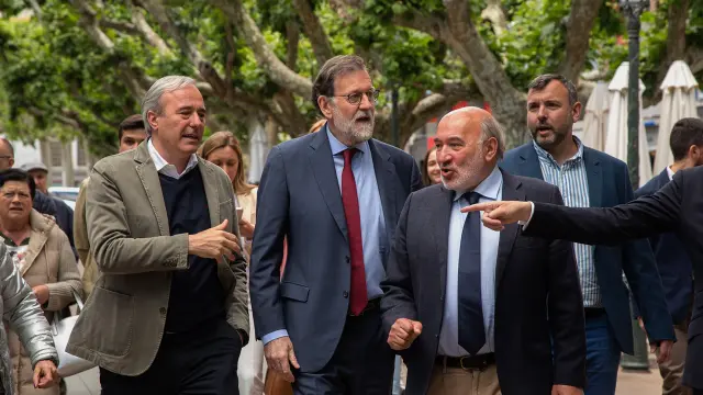 Jorge Azcón, Mariano Rajoy y José Manuel Aranda, durante un paseo por el centro de Calatayud.