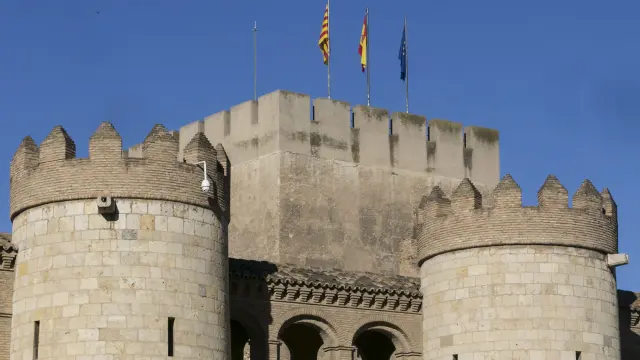 Torres y almenas en el castillo de la Aljafería.