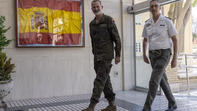 El rey Felipe junto al general José Antonio Lara, director del Hospital Militar.