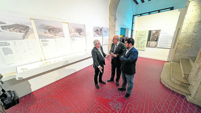 Vicente, Manuel Rando –presidente de la DPT– y Piñeiro, sobre la recreación del mosaico de Likine.