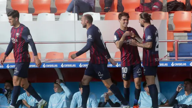 Javi Martínez celebra sonriente con Mateu el gol que marcó ante el Lugo.