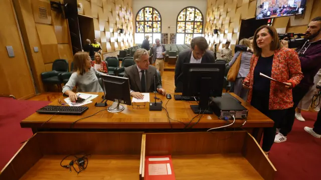 Sara Fernández, a la derecha, junto al secretario y los técnicos momentos antes del sorteo de la mesa electoral.