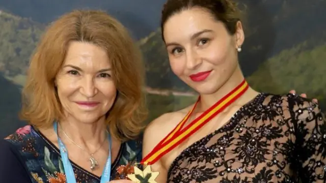 Ángela Martín-Mora, junto a su madre y entrenadora, con la medalla de campeona de la Copa Federación.