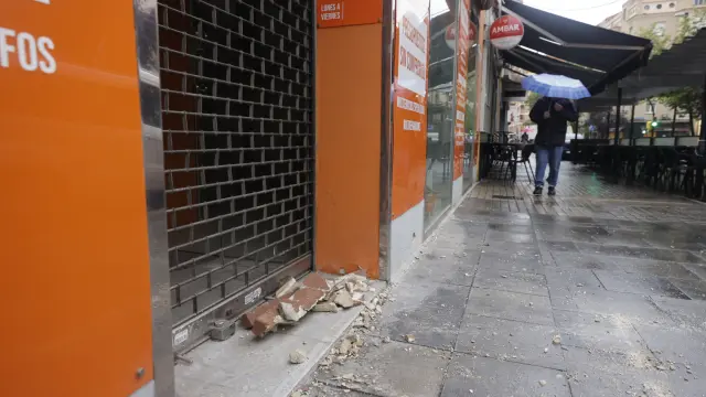 Los restos de cemento han sido retirados de la calzada por los Bomberos de Zaragoza.