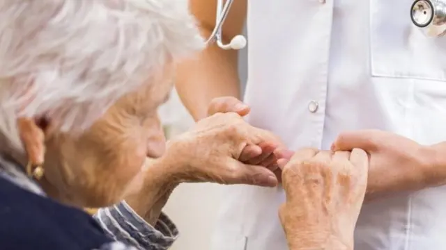 Geriatras piden un cambio legal que regule la supresión de sujeciones en residencias de mayores