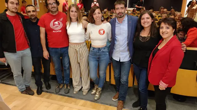 El aspirante de IU a la presidencia de la DGA, Álvaro Sanz, con candidatos autonómicos y locales, en Alcañiz.