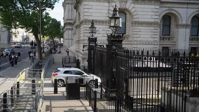 El coche que ha impactado contra las puertas de Downing Street en Londres.
