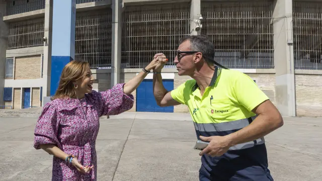 Natalia Chueca saluda este jueves a un trabajador de la limpieza ante el campo de fútbol de La Romareda.