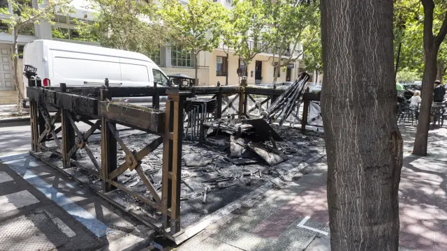 Un incendio calcina una terraza velador en el centro de Zaragoza