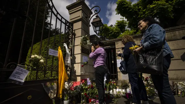 Kusnacht (SVarias personas ante la entrada de la casa de Tuner este jueveswitzerland), 25/05/2023.- Mourners pray at the gate of the villa of late singer and stage performer Tina Turner in Kuesnacht, Switzerland, 25 May 2023. Turner died on 24 May at the age of 83 near Zurich, Switzerland, her spokesperson announced in a statement. The rock star's real name was Anna Mae Bullock, born on 26 November 1939 in Nutbush, Tennessee, USA. (Suiza, Estados Unidos) EFE/EPA/MICHAEL BUHOLZER SWITZERLAND TINA TURNER OBIT