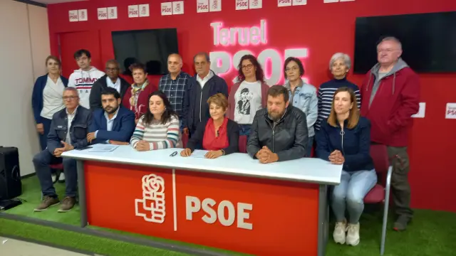 La candidata socialista a la alcaldía de Teruel, Rosa López, arropada por toda la candidatura al dar la rueda de prensa.