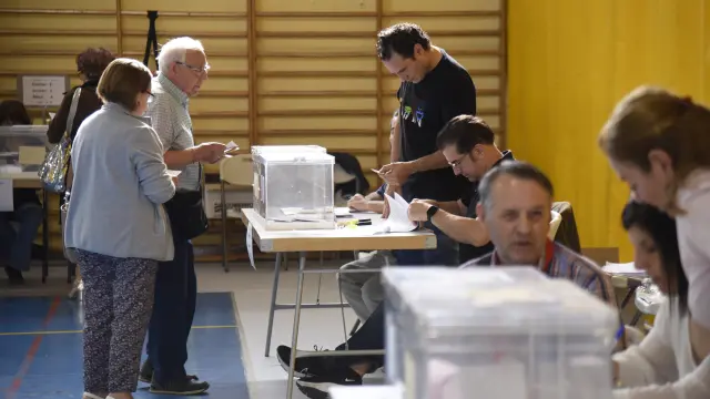Fotos de la mañana electoral en Huesca