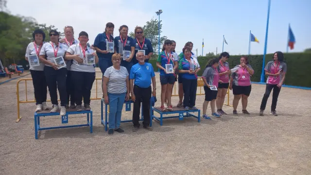 Podio femenino del Torneo Internacional de petanca Ciudad de Huesca.