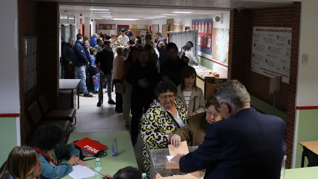 Una mujer vota en el Colegio Público Chozas de la Sierra, a 28 de mayo de 2023, en Soto del Real, Madrid (España)
