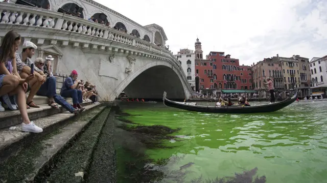 Aparece una mancha verde fosforescente en el Gran Canal de Venecia