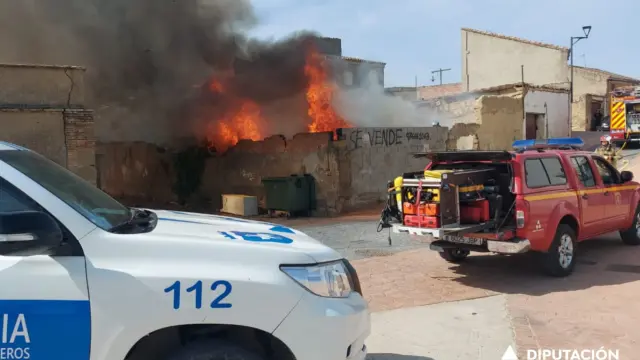 Bomberos de la DPZ sofocan un incendio en un corral de Ejea de los Caballeros