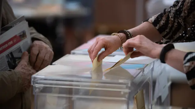 Votación en un colegio electoral de Zaragoza.