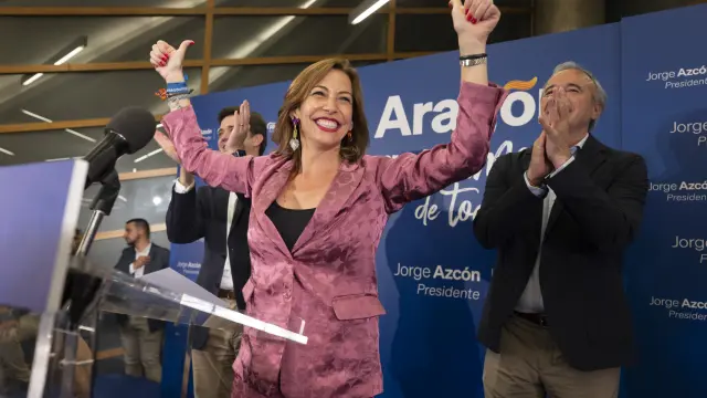 Natalia Chueca celebra los resultados junto al líder del PP aragonés, Jorge Azcón.
