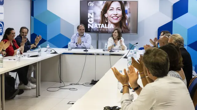 Natalia Chueca y los concejales electos durante la reunión mantenida este lunes en la sede del PP.