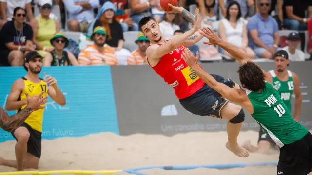 Domingo Luis salta para realizar un lanzamiento durante el Europeo de balonmano playa.