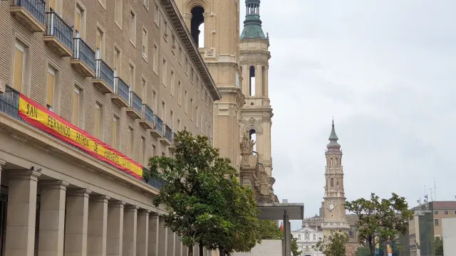 Una bandera española colocada en la plaza del Pilar en homenaje de San Fernando, patrón de los ingenieros militares.