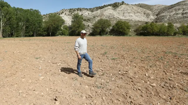 Un agricultor de Villalba Baja muestra su campo sin sembrar por falta de lluvias.