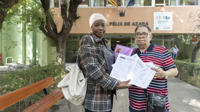Fatima Oulale, madre de los tres hijos, y Joaquín Soguero, presidente de la Asociación de Inmigración España Abierta al Mundo, el pasado viernes con las firmas recogidas en el Instituto Félix de Azara.