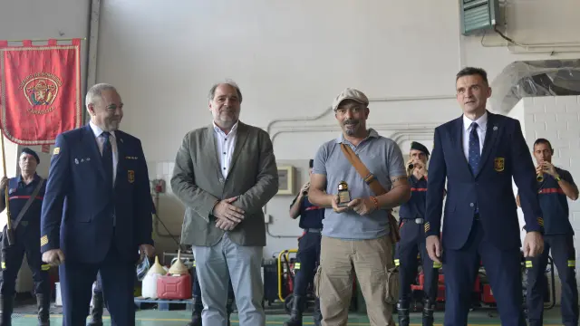 El traductor de los bomberos en Turquía recoge el Casco de Honor en Zaragoza.