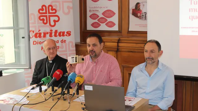 El obispo de Huesca, Julián Ruiz; el secretario general de Cáritas Huesca, Jaime Esparrach y el director de la entidad, Felipe Munuera