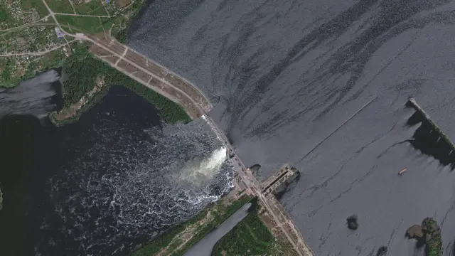 Una imagen de satélite de la presa dañada.