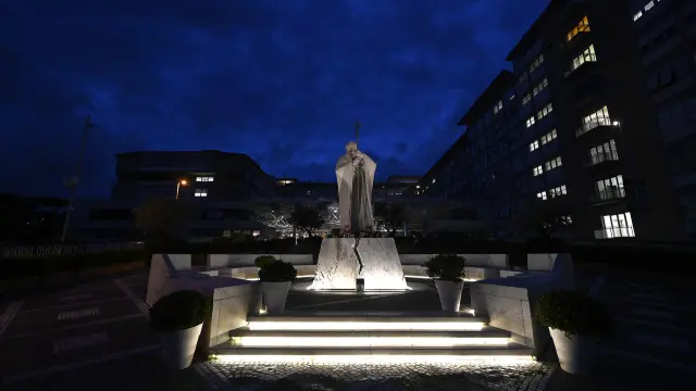 Estatua de Juan Pablo II frente al Hospital Universitario Agostino Gemelli, donde el papa Francisco fue intervenido quirúrgicamente
