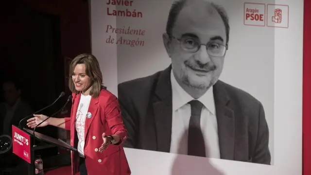 Pilar Alegría, ante un retrato de Javier Lambán, durante la campaña electoral autonómica de 2019.