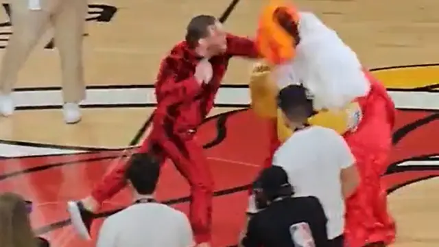 Captura de un vídeo en el que se ve el momento en que Conor McGregor asesta un puñetazo a la mascota de los Miami Heat.