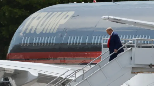 Donald Trump llegando al aeropuerto internacional de Miami.