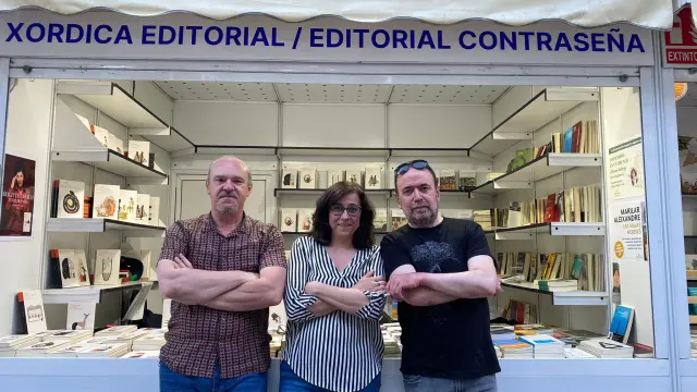 Chusé Raúl Usón, de Xordica, y Charo Navarro y Alfonso Castán, coeditores de Contraseña, están muy satisfechos de su presencia en la Feria del Libro de Madrid.