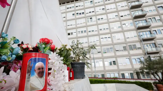 Flores junto al hospital donde se encuentra ingresado el papa Francisco VATICAN ITALY POPE FRANCIS HEALTH