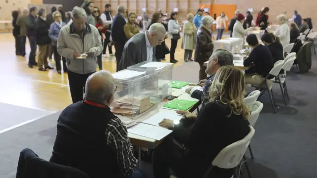 Ambiente en un colegio electoral de Huesca durante las elecciones generales de abril de 2019.