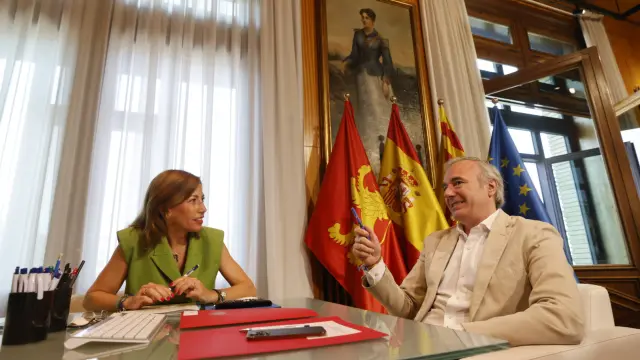 Reunión entre Jorge Azcón y Natalia Chueca en el Ayuntamiento de Zaragoza
