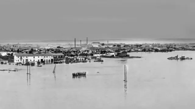 San Juan de Mozarrifar inundado y con barcas surcando las aguas, tomada por el fotógrafo de HERALDO Lucas Cepero, y protagonista de la portada del libro